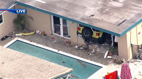 Jeep crashes into Fort Lauderdale home after driver loses control; 1 injured